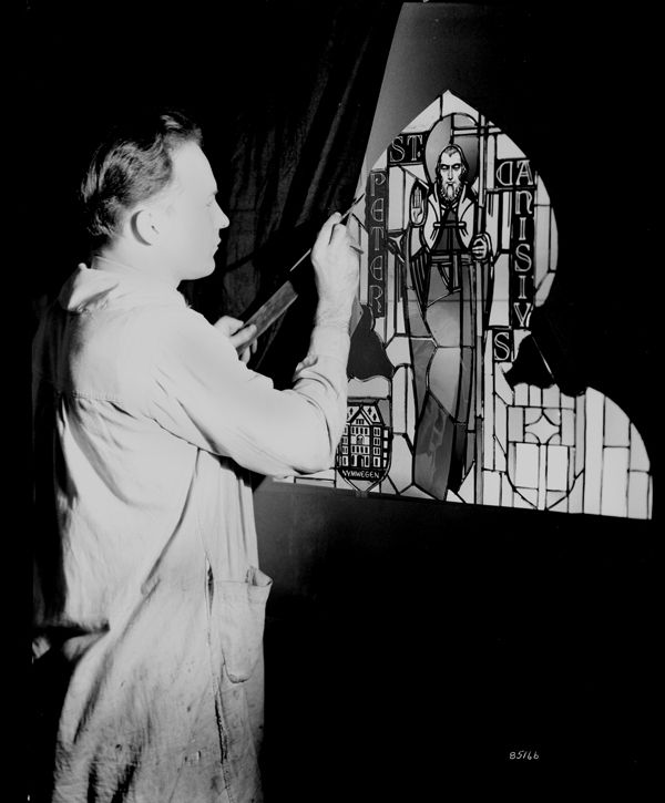 600x725 Css Artisan Painting A Stained Glass Window - Artisan Painting