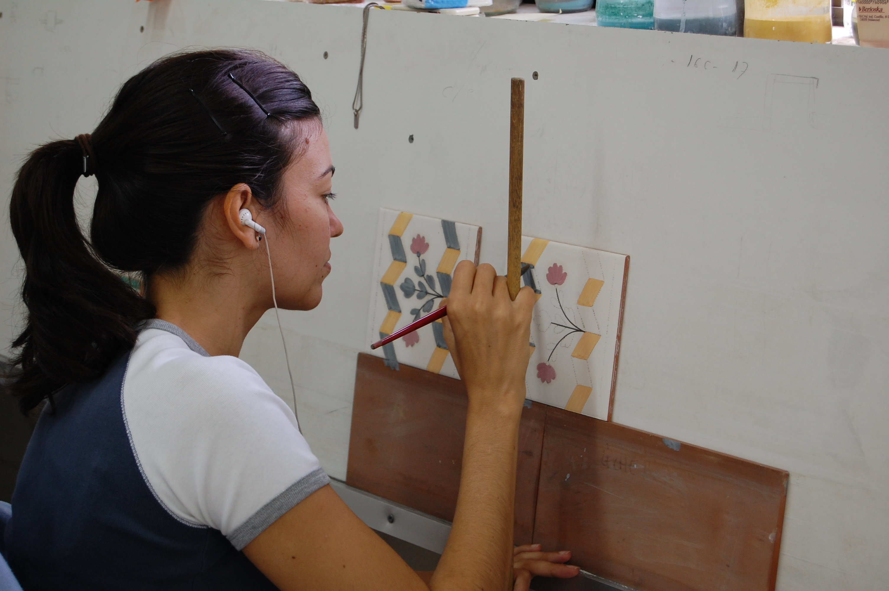 3008x2000 The Technique Used For Hand Painting Spanish Tiles Gringocool - Artisan Painting