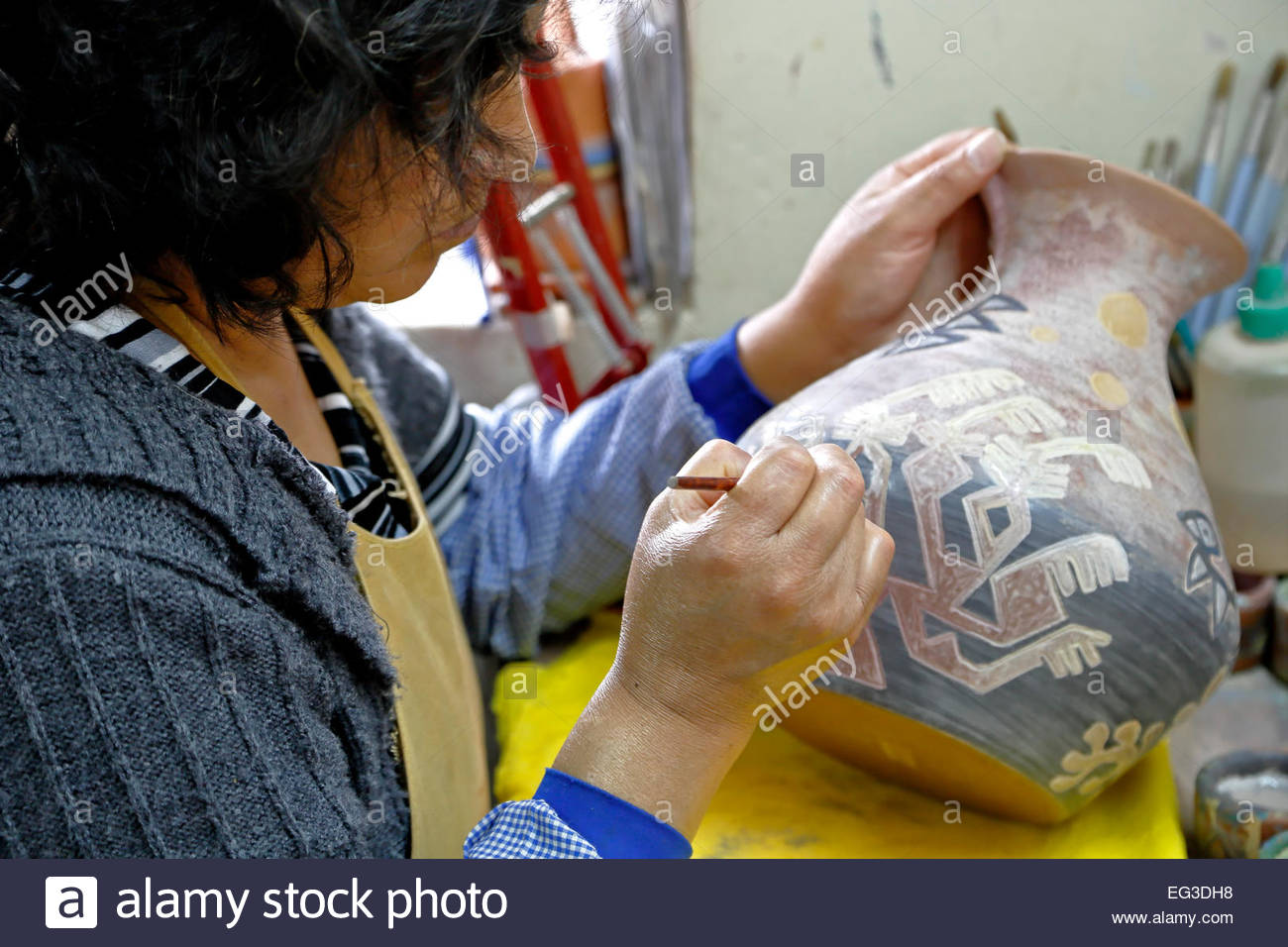 1300x956 Woman Artisan Painting Ceramic Pot, Seminario Ceramics, Urubamba - Artisan Painting