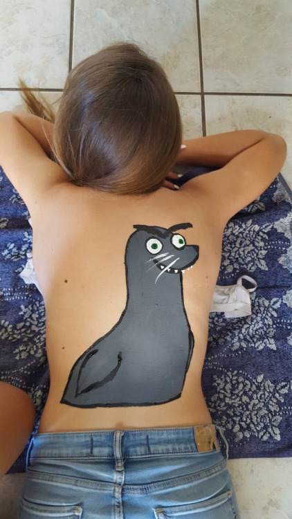 422x750 This Guy Tricked His Girlfriend Into Getting A Hilarious Back Painting - Back Sunset Painting
