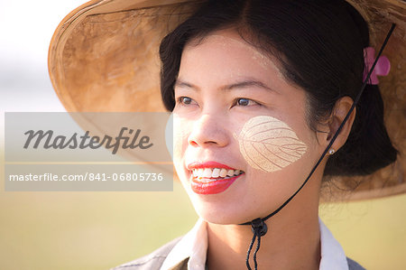 450x299 Backlit Portrait Of Local Woman Wearing Traditional Bamboo Hat - Backlit Portrait Painting