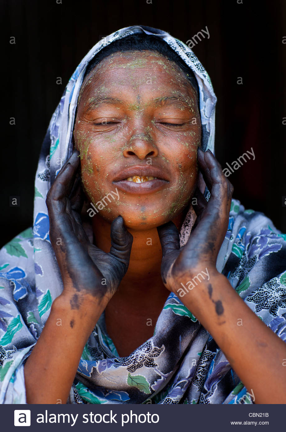 920x1390 Beautiful Black Woman With Henna Painted Hands And Wearing Veil - Beautiful African Woman Painting