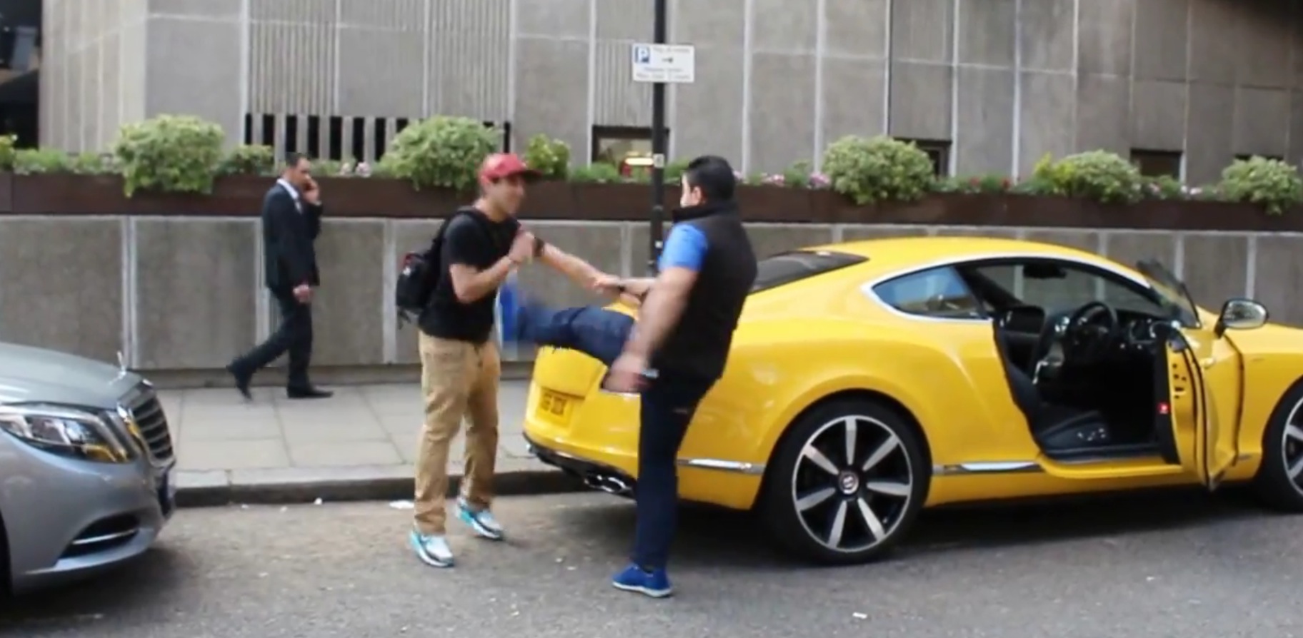 1824x894 Prank Spray Painting Supercars In London Goes Wrong - Bentley Painting