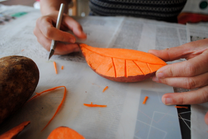 720x482 How To Create Unique Fabric Prints With Veggies Inhabitat - Block Painting