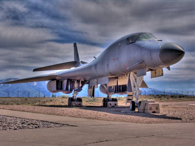 650x488 Stunning B1 Bomber Artwork For Sale On Fine Art Prints - Bomber Painting