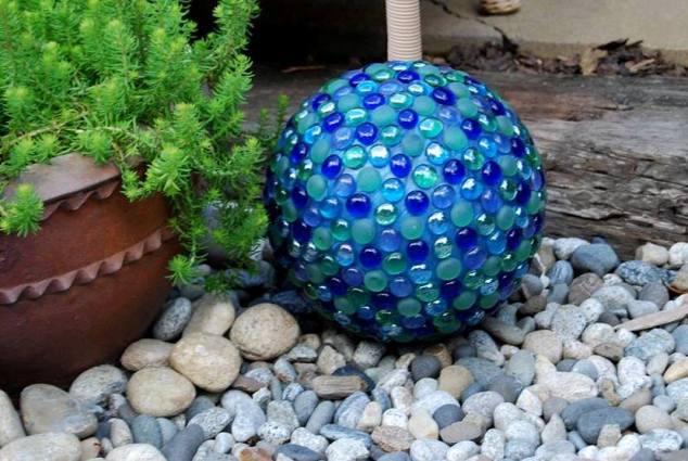 634x425 Glossy Garden Art Using Bowling Balls Flea Market Gardening - Bowling Ball Painting