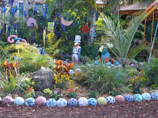 550x412 Borders Of Painted Bowling Balls And Colorful Yard Sculptures - Bowling Ball Painting