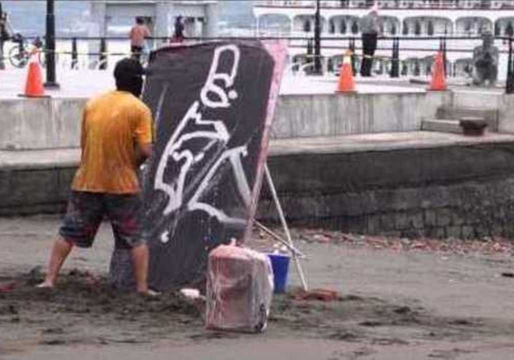 1028x720 Street Artist Paints An Entire Portrait Upside Down - Bruce Lee Beach Painting