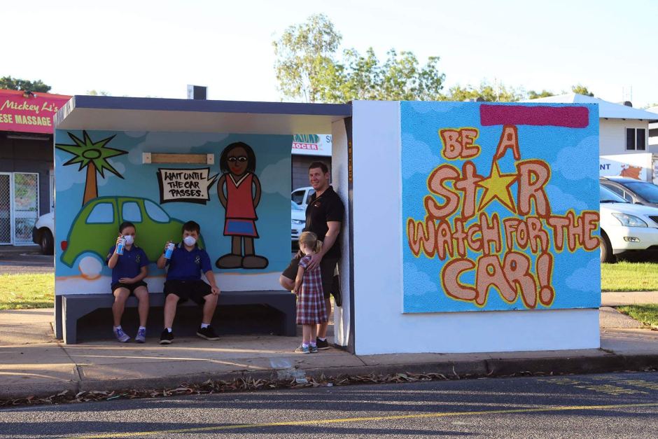940x627 Children Painting Bus Stop In Darwin - Bus Stop Painting