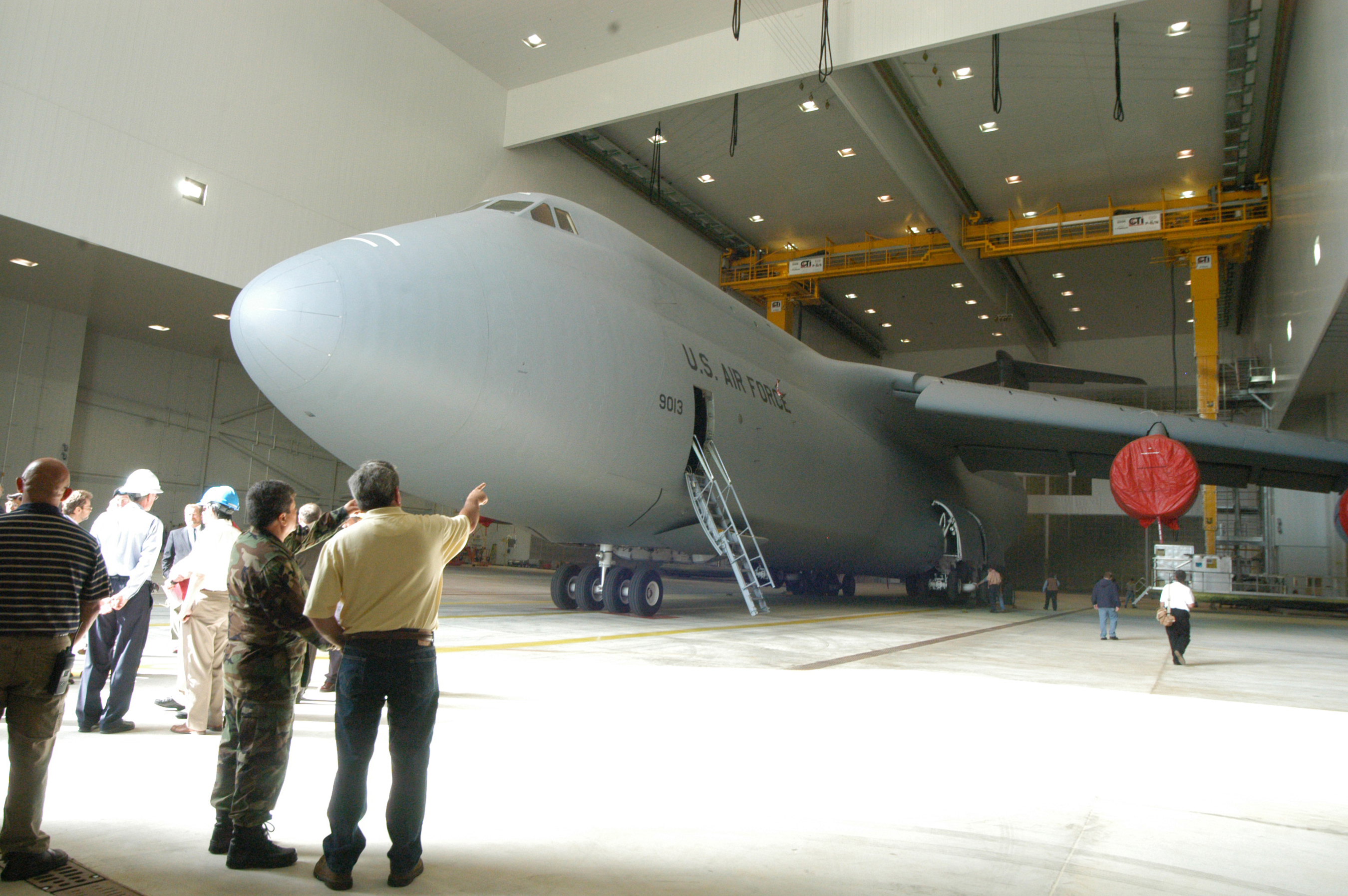 2700x1795 New Hangar Optimizes Aircraft Painters' Capabilities Gt U.s. Air - C5m Painting