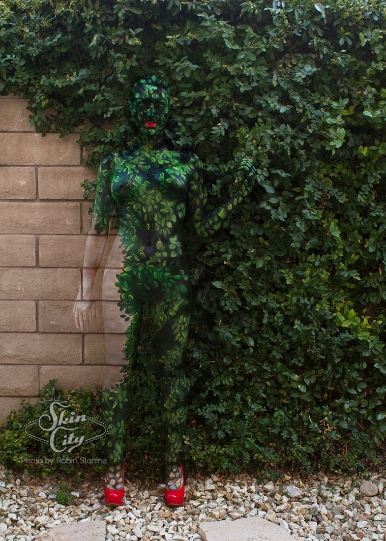 785x1100 Camouflage Body Paint Can You See The Model Body - Camouflage Painting