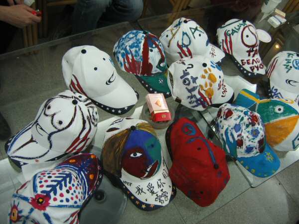 600x450 Sculptors Painting Caps In Chinese Hotel In Kunming - Cap Painting