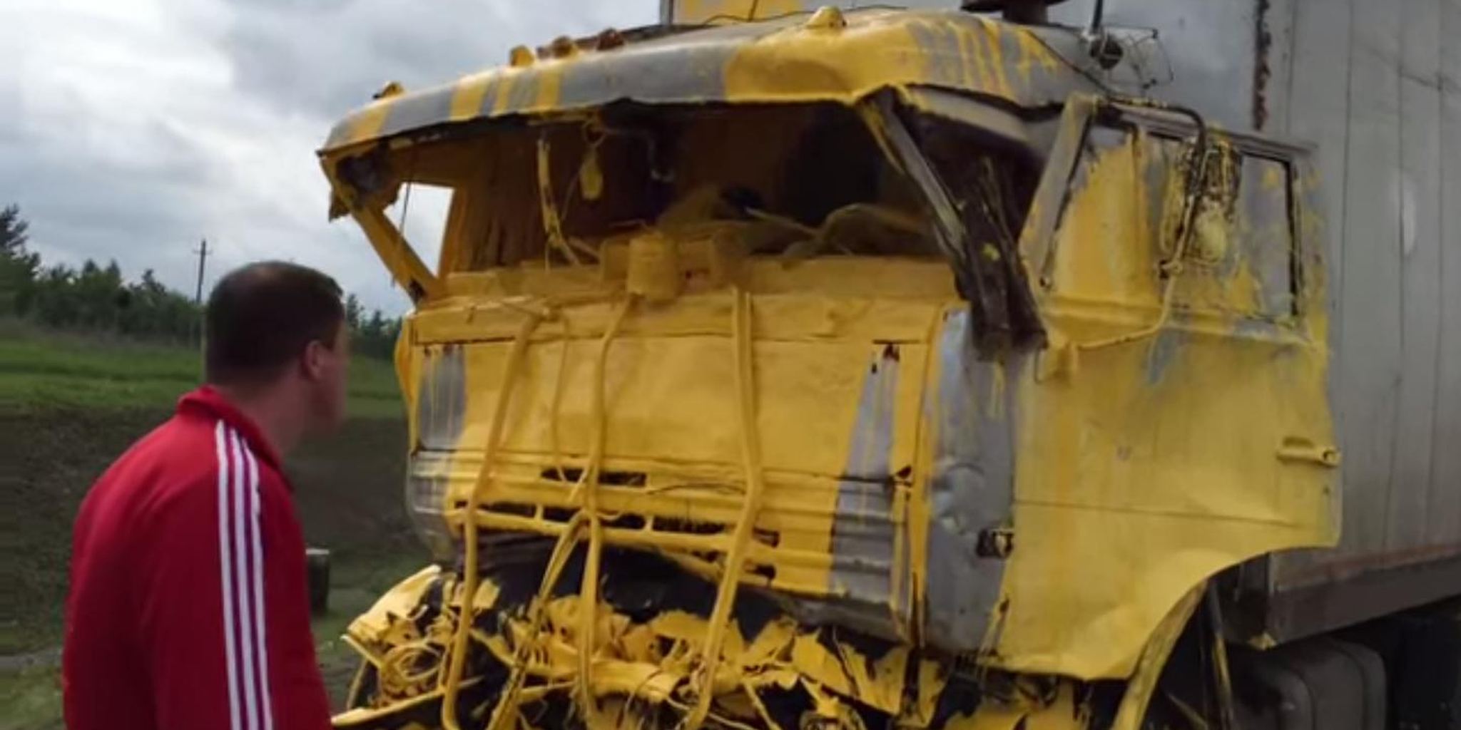 2048x1024 Russian Highway Now Yellow After Road Painting Truck Accident - Car Crash Painting