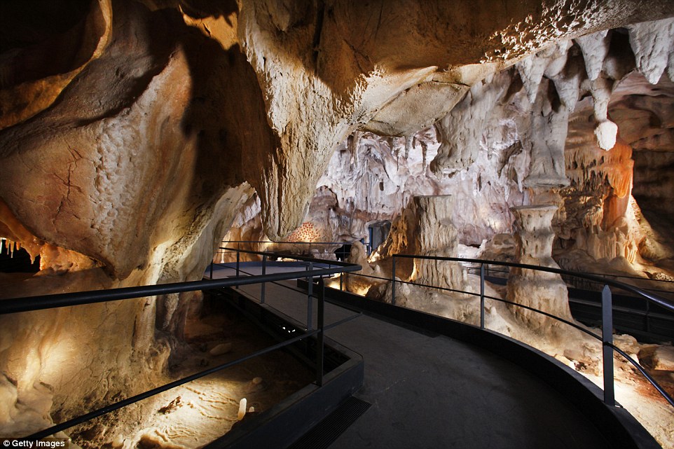 962x641 Chauvet Caves Paintings In France Depict Natural Disaster From 36k - Chauvet Cave Painting