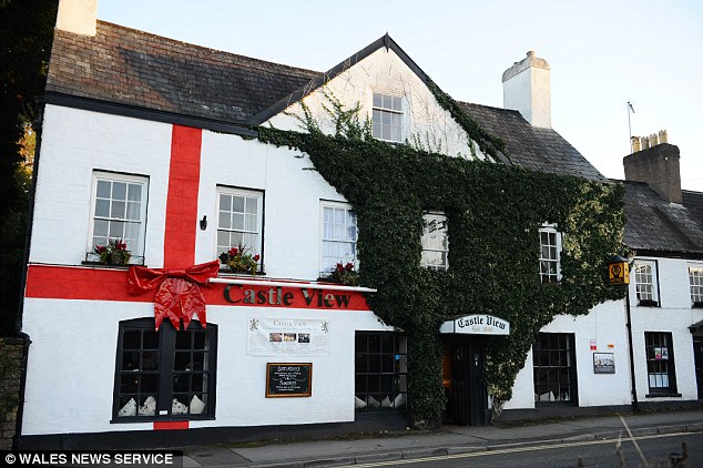 634x422 Chepstow's Castle View Hotel Banned From Painting Walls With Red - Christmas Bow Painting