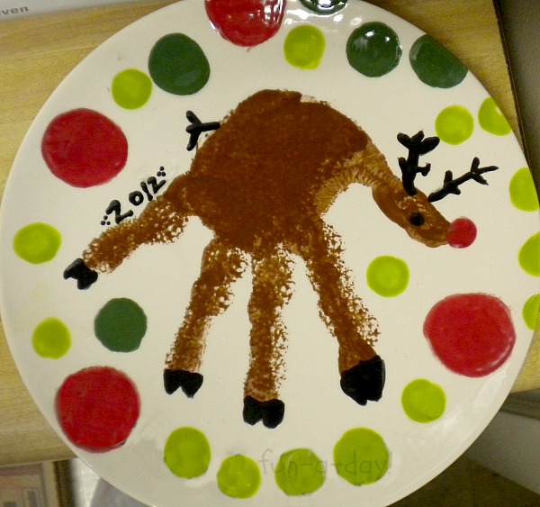 600x563 20 Fun Amp Easy Christmas Handprint Art For Kids - Christmas Painting For Children