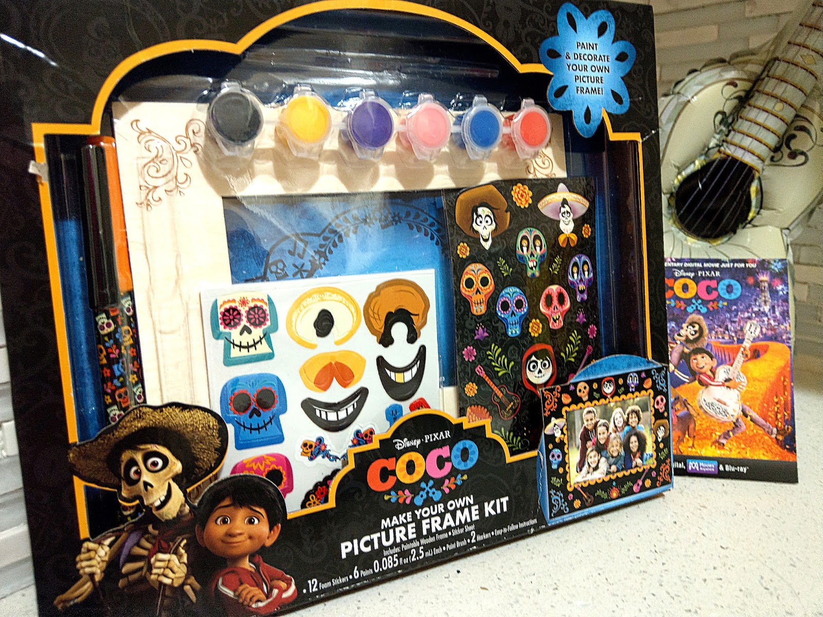 1600x1200 Turn Your Coco Movie Night Into A Family Reunion - Coco Movie Painting