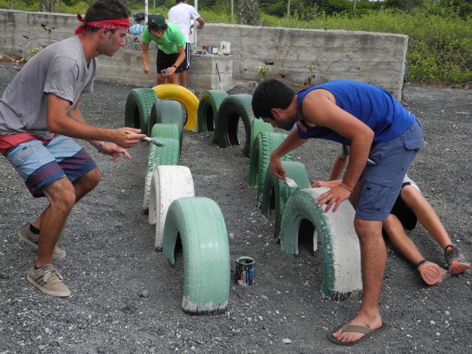 960x720 Students In A Community Service Project Painting A Jungle Gym That - Community Service Painting
