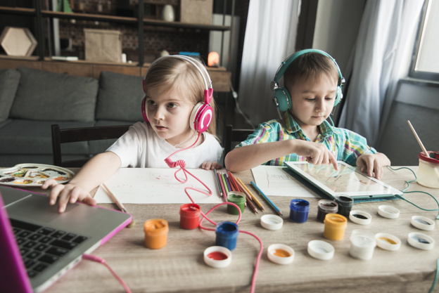 624x417 Kids Painting And Using Computer Photo Free Download - Computer Painting For Kids