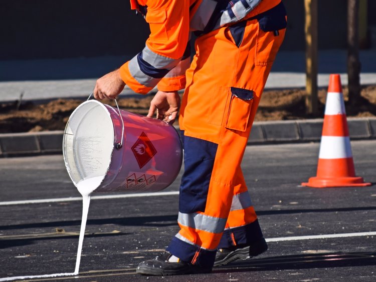 750x563 How Workers Write Letters On Roads Is An Art - Construction Worker Painting