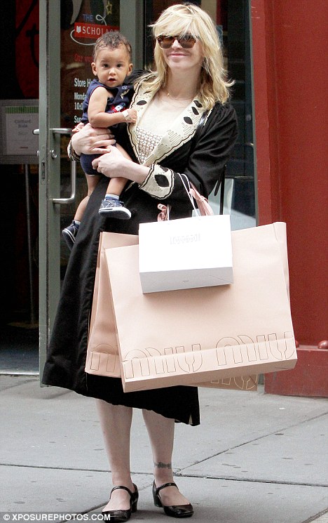 468x745 Courtney Love Poses For Unlikely Fan Snapshot With Cute Youngster - Courtney Love Painting