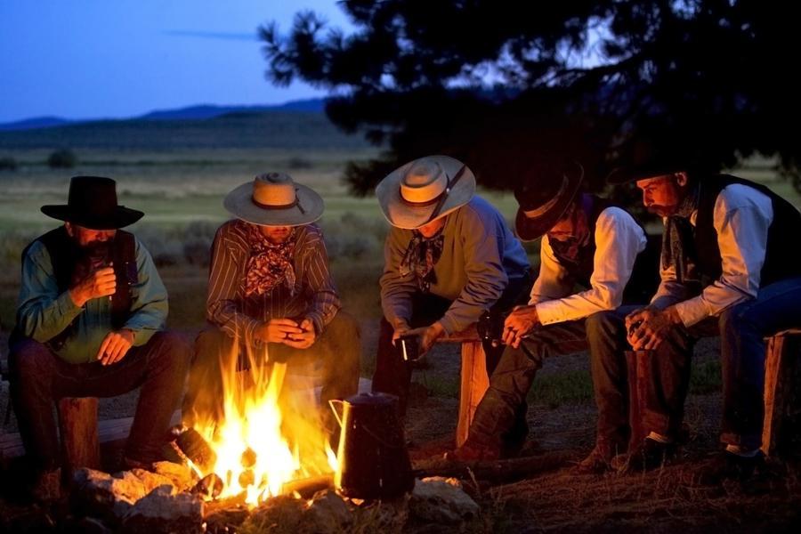 900x600 Group Of Cowboys Around A Campfire - Cowboy Campfire Painting