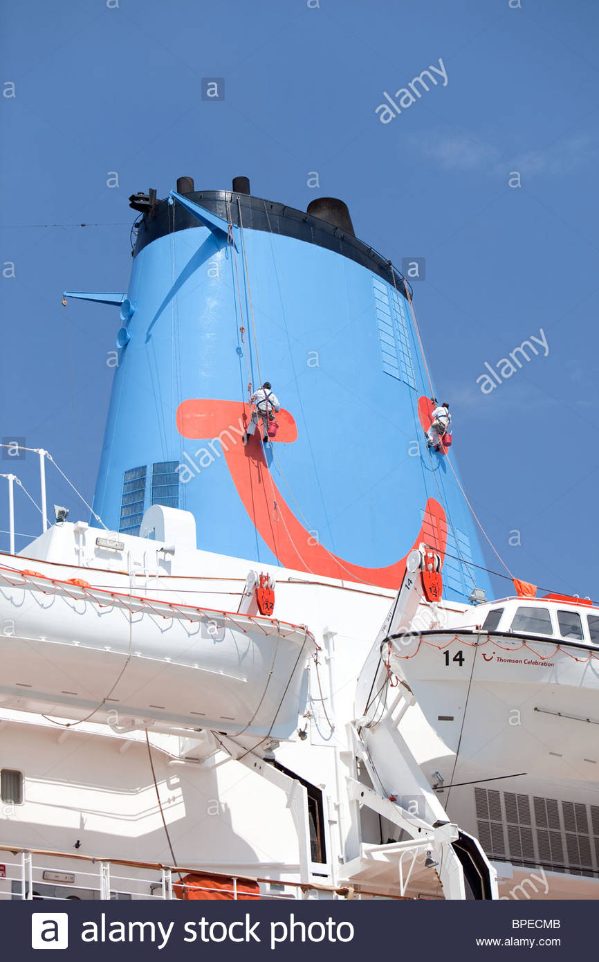 866x1390 Painting And Maintenance On Ship's Funnel.thomson Cruise Ship - Cruise Ship Painting