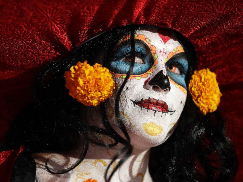 992x744 Day Of The Dead Parade In Mexico Features Painted La Catrina Faces - Day Of The Dead Woman Painting