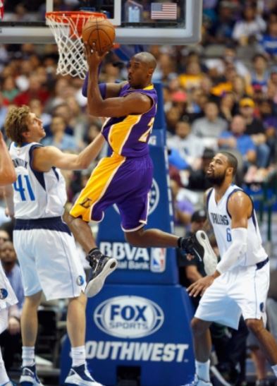 393x547 Kobe Bryant Jump Pass After Driving Into The Paint Against Dirk - Dirk Nowitzki Painting