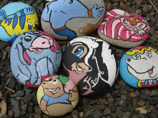 540x405 Top 13 Things You Absolutely Cannot Take Into A Disney Park - Disney Character Painting