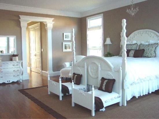 550x412 Heeeel Apart! Bedjes Voor De Honden In Dezelfde Stijl, Haha - Dog On Bed Painting