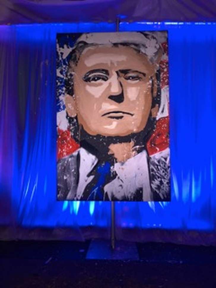 728x970 Donald Trump See The 6 Foot Portrait Clinton Mentioned In Debate - Donald Trump Portrait Painting