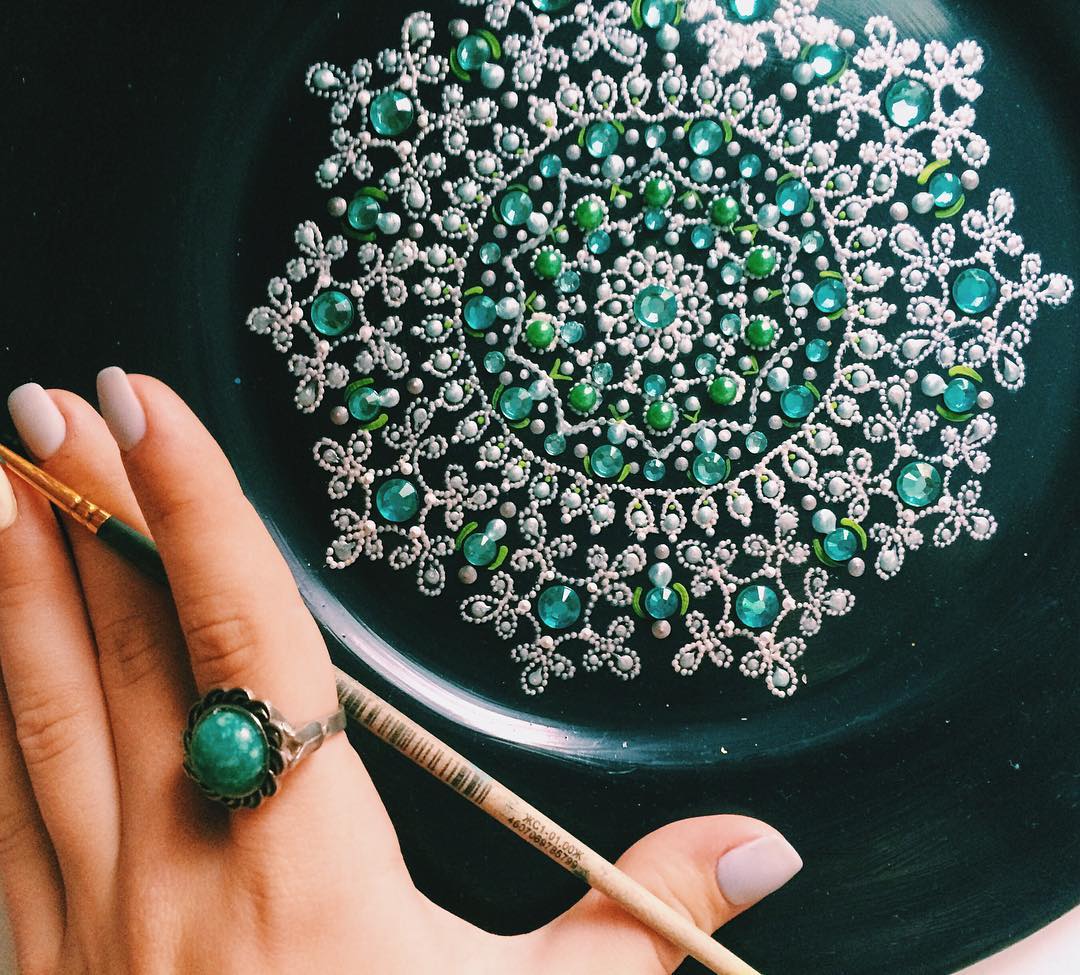 1080x975 Dot Painting Used To Create Ornate Decorative Plates - Dot Painting