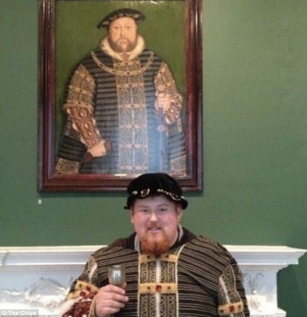 634x654 Art Doppelgangers People Dress Up And Take Photos With Their - Dress Up Painting