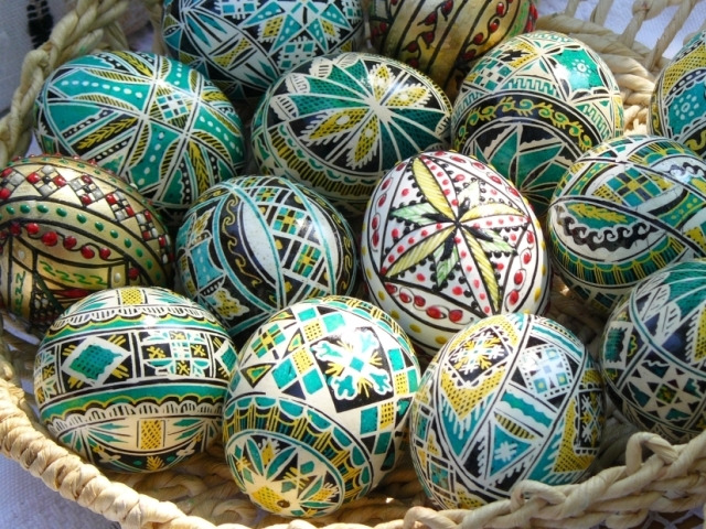 640x480 Painting Eggs For Easter In Bucovina Via Transylvania Tours - Egg Painting