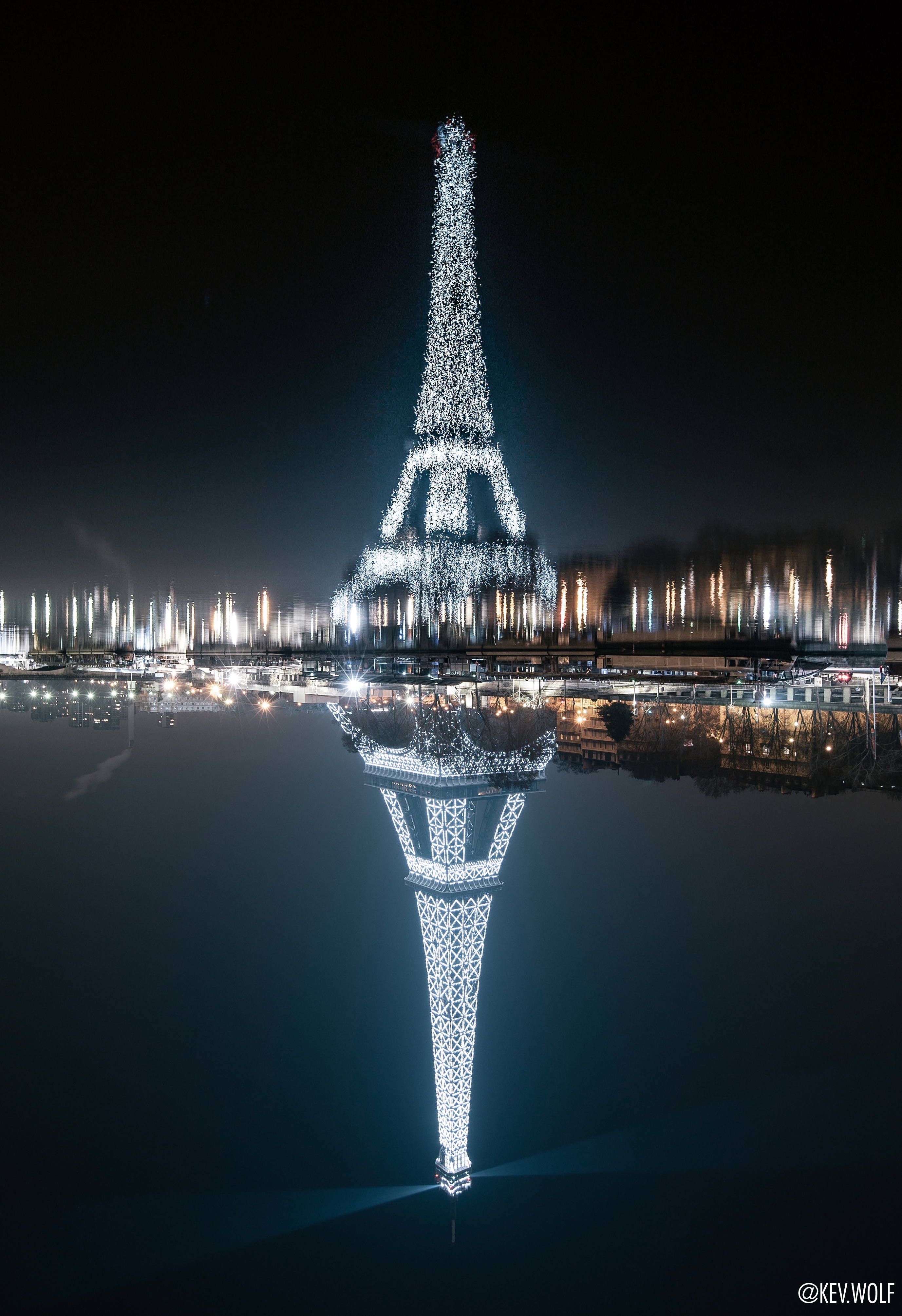 2754x4018 Flipped This Photo Of Eiffel Tower Because Water - Eiffel Tower At Night Painting