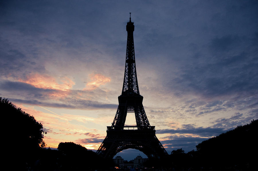 900x599 Eiffel Tower At Sunset, Paris, France Photograph By Photo By - Eiffel Tower Silhouette Painting