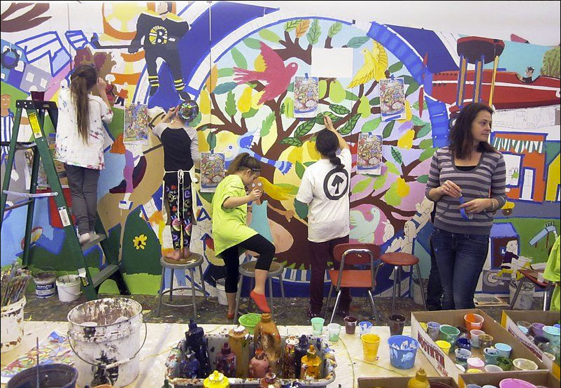 802x555 Artist Helps Elementary School Students Create Floor To Ceiling - Elementary Painting