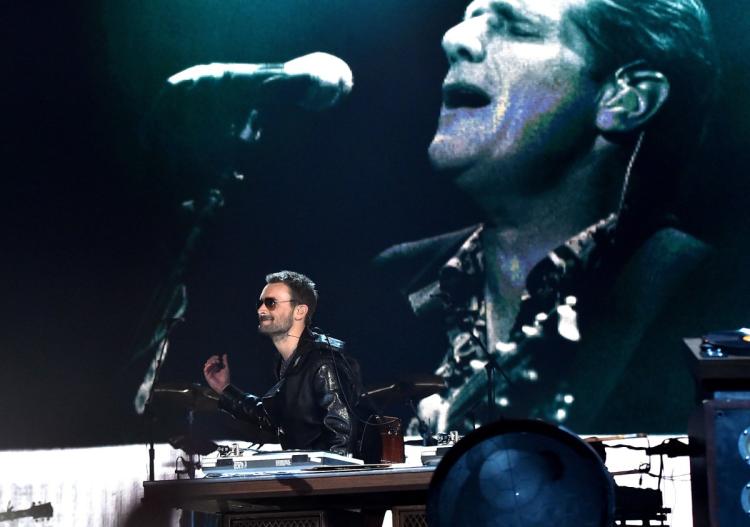 750x527 Highlights From Acms Eric Church's Tribute To David Bowie - Eric Church Painting