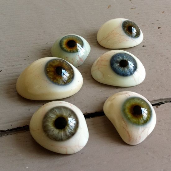 550x550 Creepy Cool Craft Idea - Eyeball Painting