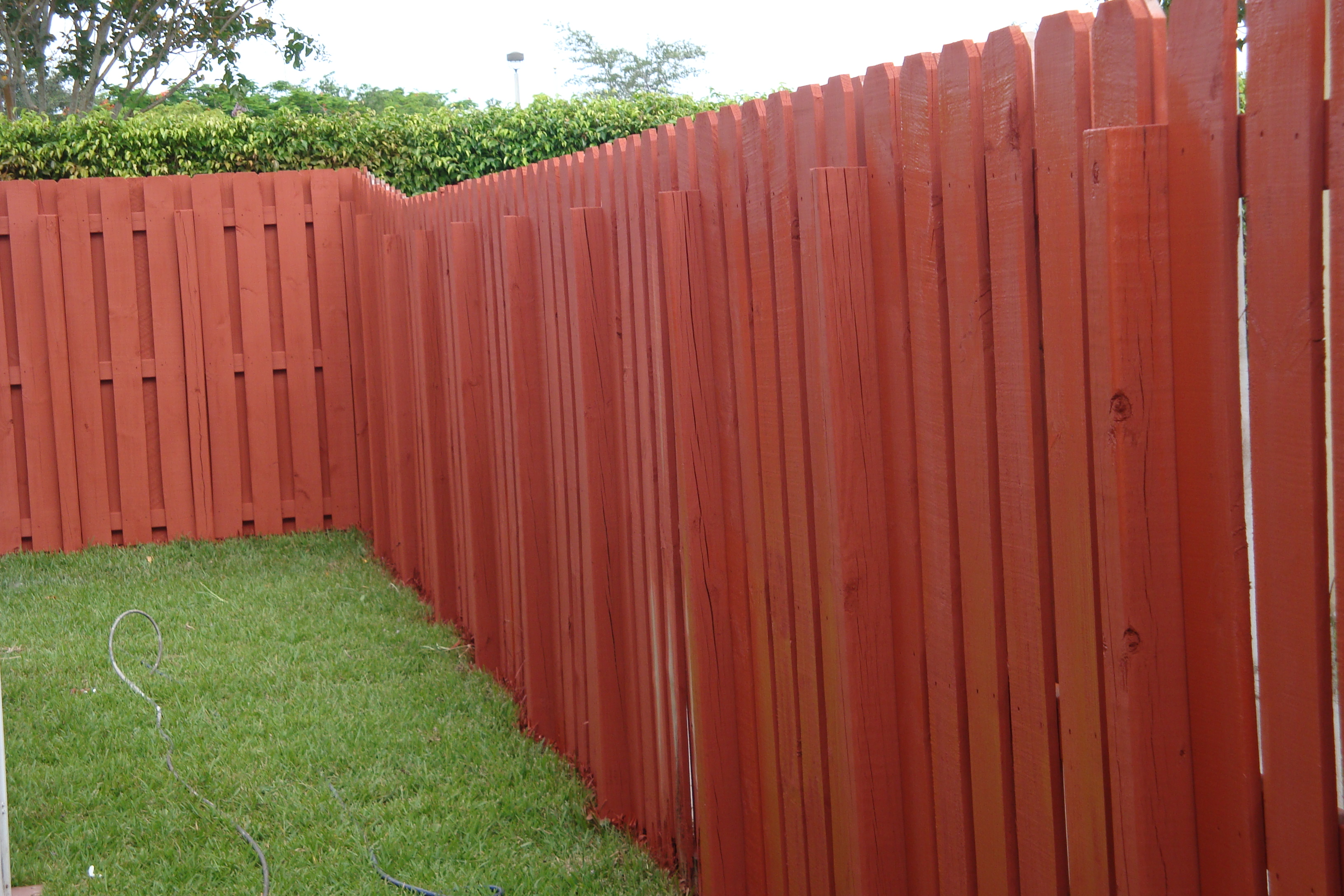 Fence painting. Забор цвет рябина. Забор цвета махагон. Забор красное дерево. Деревянный забор цвет рябина.