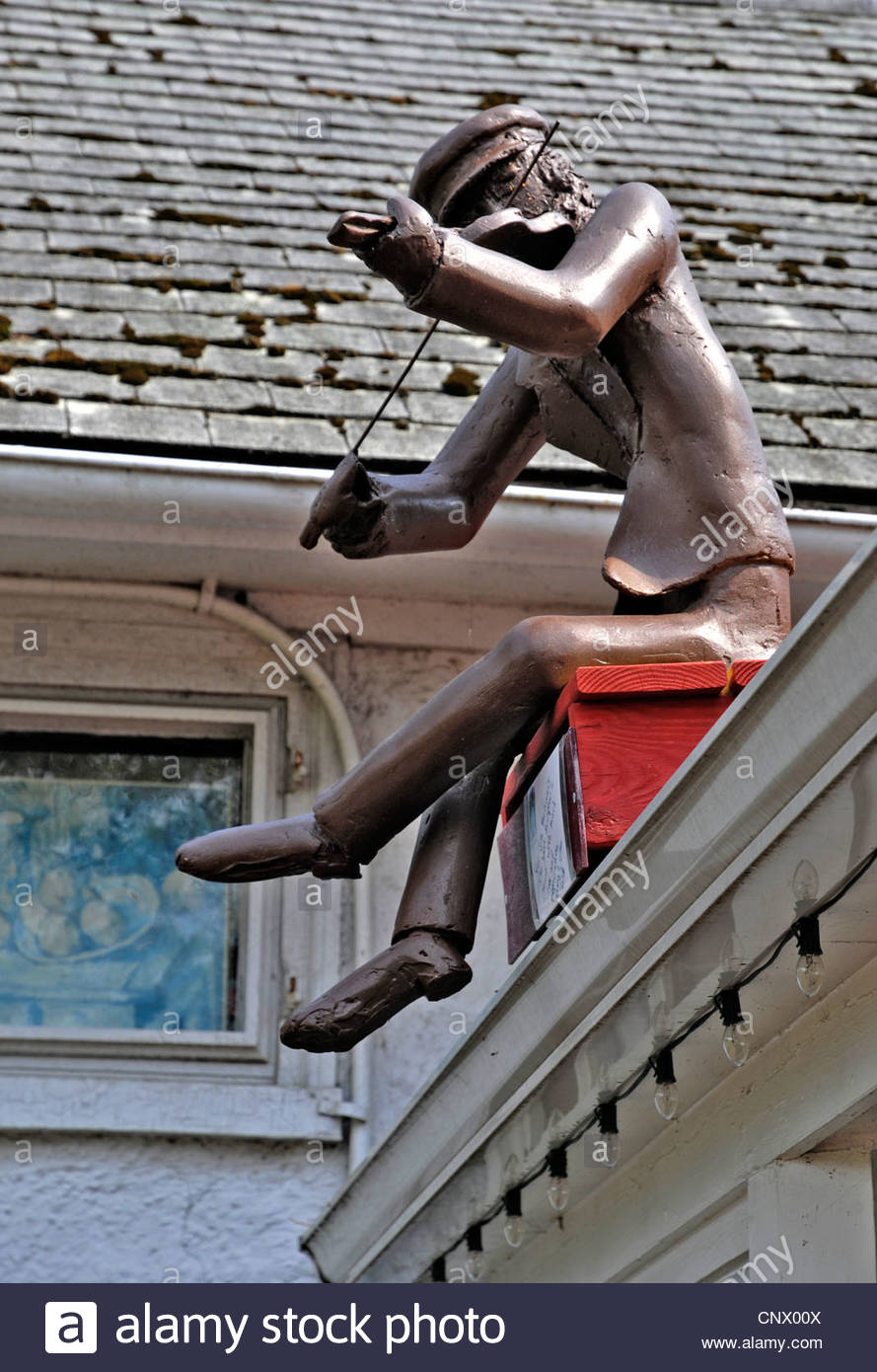 889x1390 Statue Of Fiddler On The Roof Above Painting Workshop, Peddler'S - Fiddler On The Roof Painting