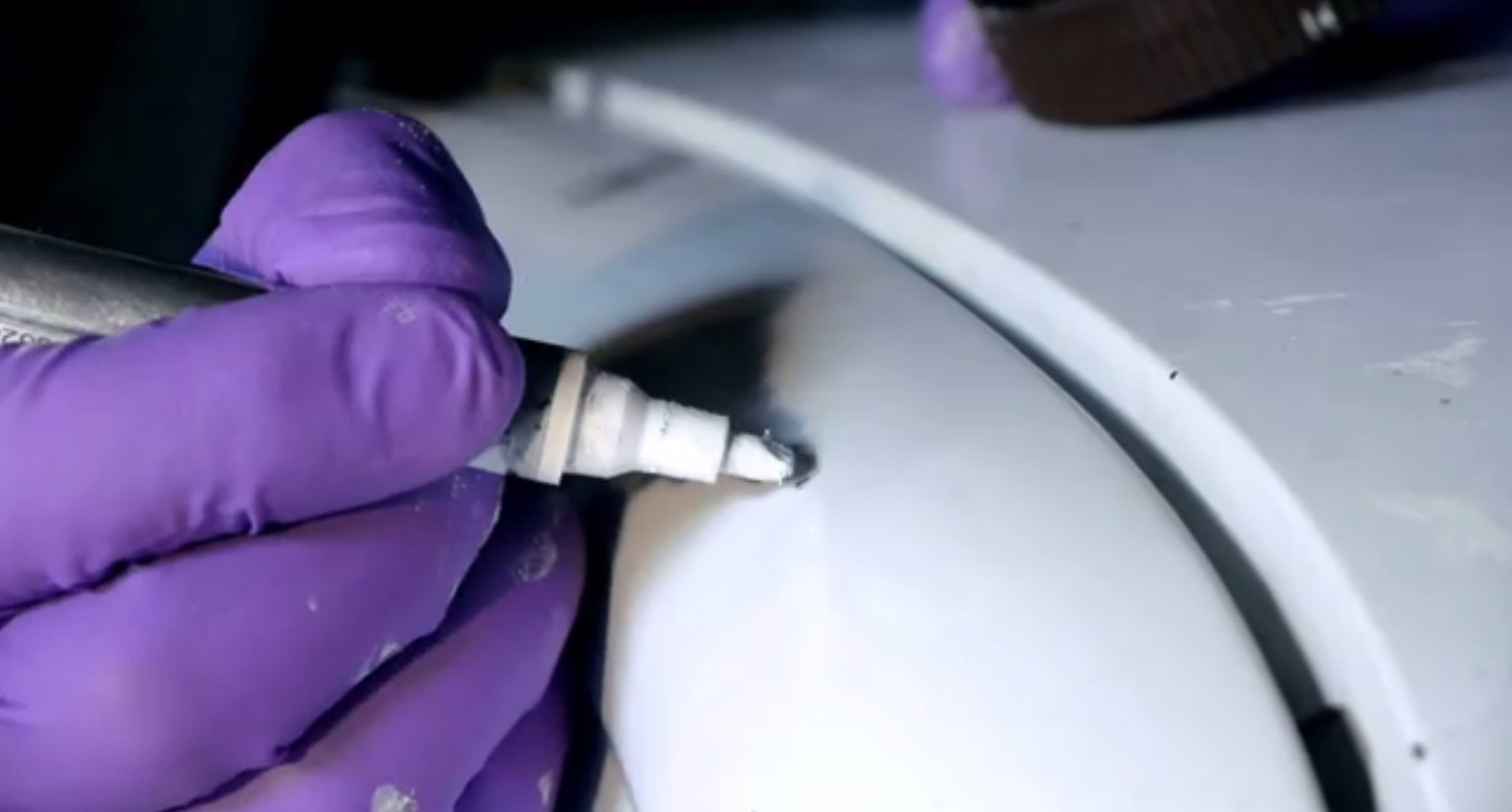 2550x1370 How To Use A Touch Up Paint Pen To Repair Car Paint Scratches (New - Fingers Almost Touching Painting