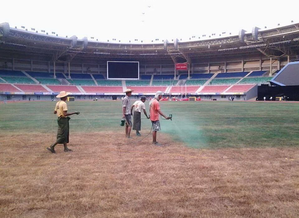 960x700 Spray Painting A Football Field To Make It Look Green - Football Field Painting