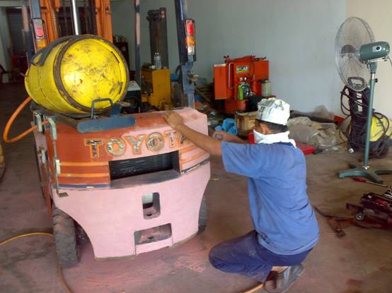 554x415 Vynery Equipment Service - Forklift Painting