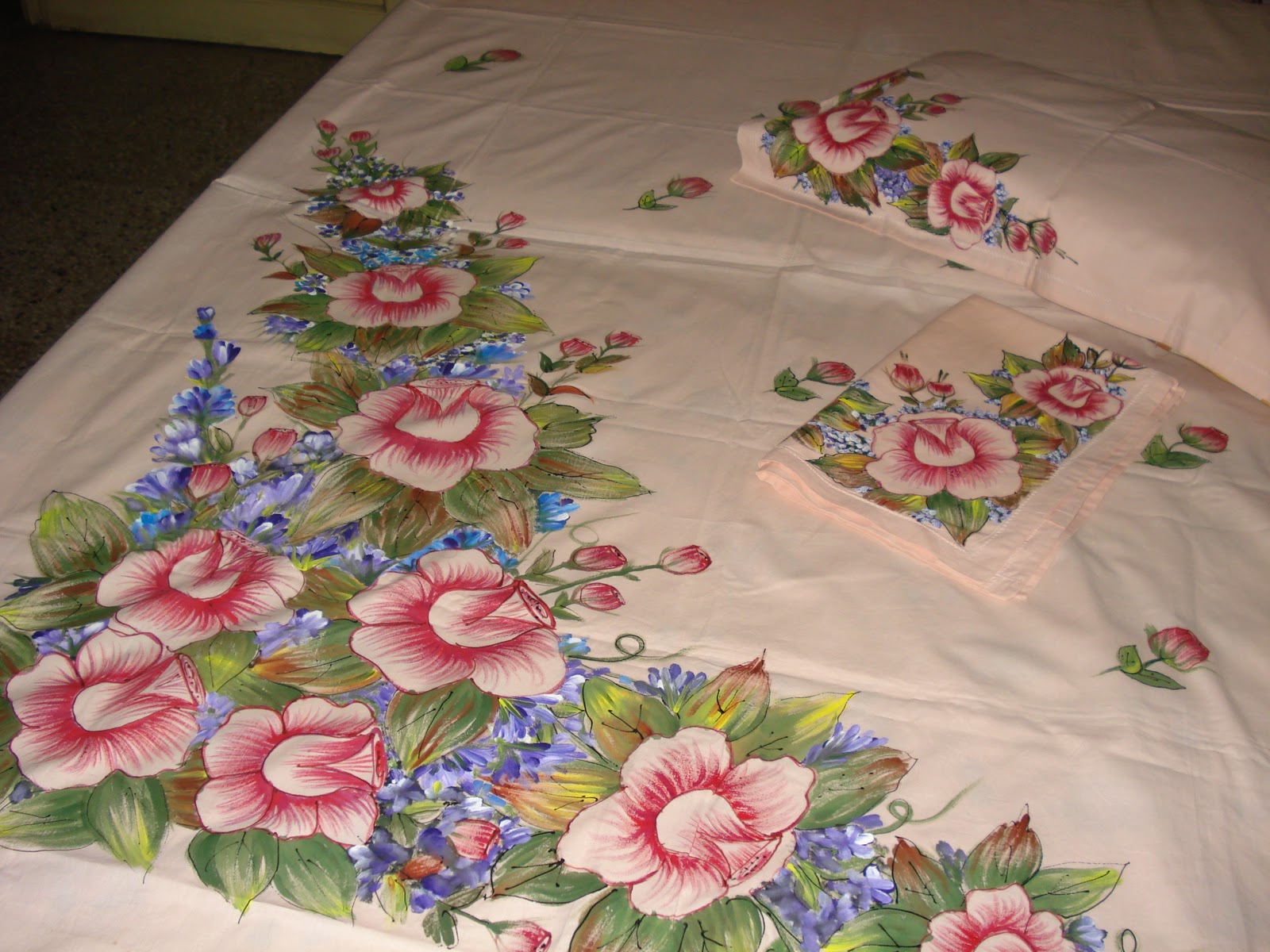 1600x1200 Rose Petals Free Hand Design On Bed Sheets (2) - Free Painting Design