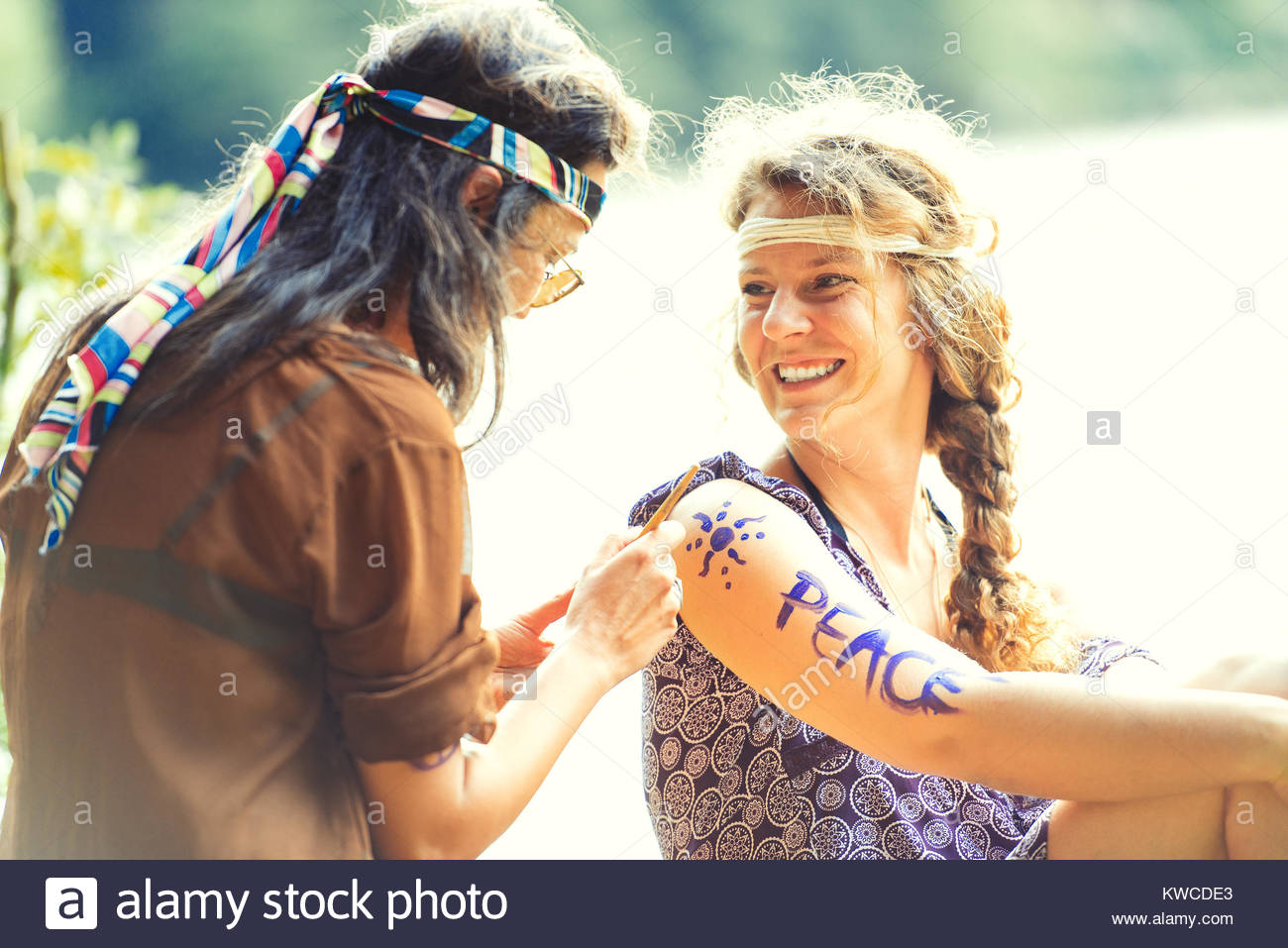 1300x957 Pretty Free Hippie Girls. Body Painting. Outdoor In Peace And Free - Free Painting For Girls