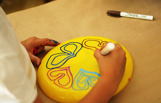 550x353 Decorating Frisbees For A Summer Party Craft Make And Takes - Frisbee Painting