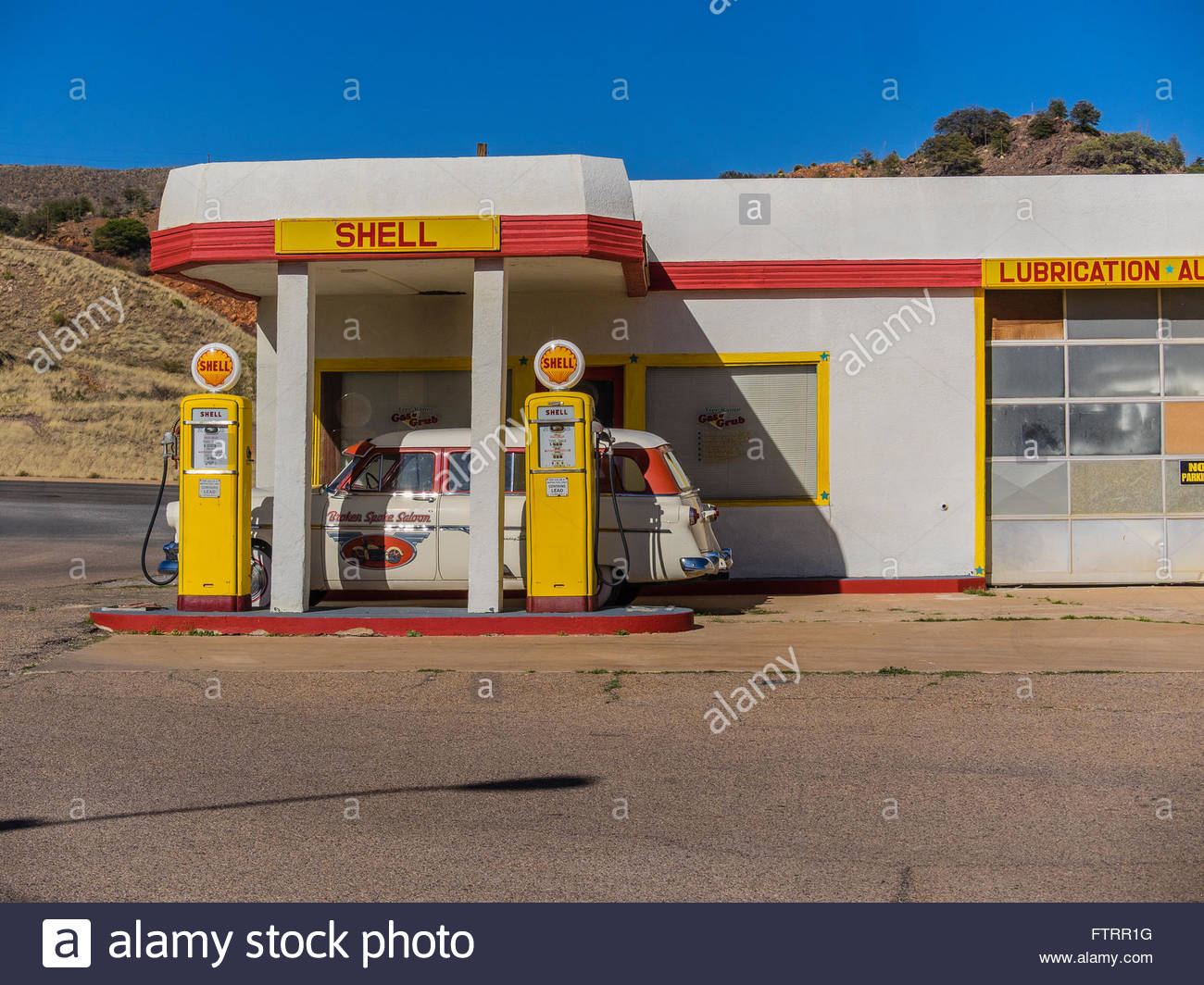 1300x1064 Classic 1950s Shell Gas Station Painted Yellow And Red In Shell'S - Gas Station Painting