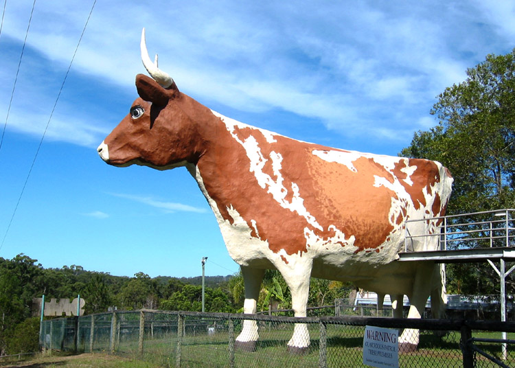 750x536 Top Eight World's Largest Cattle Statues - Giant Cow Painting